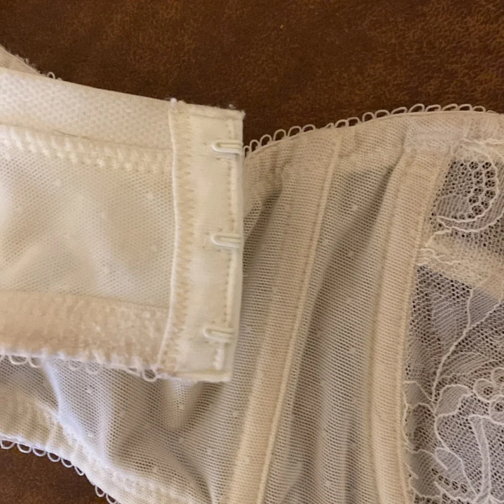 Gorgeous Wacoal Bra. Ivory color. Worn a few times. Did not fit. 40D